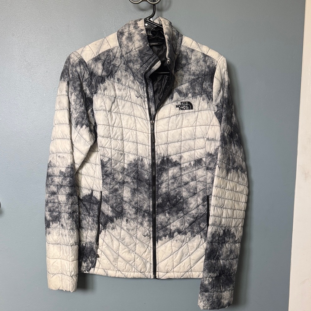 The North Face Womens White & Black Marbled Quilted Jacket